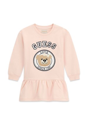 Vestito rosa chiaro a maniche lunghe con orlo arricciato, con un orsacchiotto e le parole "GUESS LOVE SINCE 1981" sul davanti.