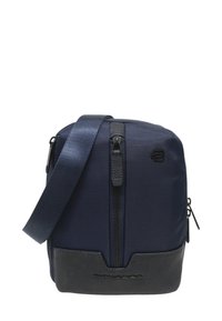 Borsa a tracolla blu navy con tasca frontale verticale con cerniera, tracolla regolabile e base nera texturizzata con nome del marchio impresso.