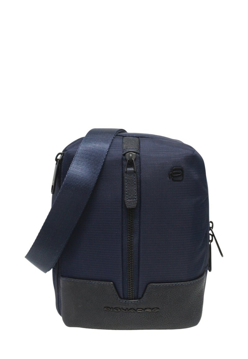 Borsa a tracolla blu navy con tasca frontale verticale con cerniera, tracolla regolabile e base nera texturizzata con nome del marchio impresso.