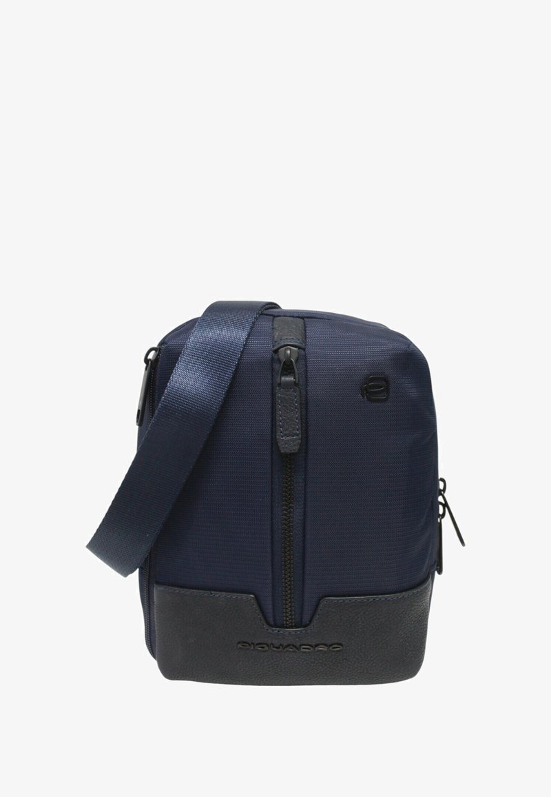Borsa a tracolla blu navy con tasca frontale verticale con cerniera, tracolla regolabile e base nera texturizzata con nome del marchio impresso.