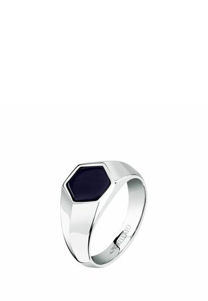 Anello chevalier in argento con pietra nera esagonale sulla parte superiore, nome del marchio inciso all’interno della fascia.