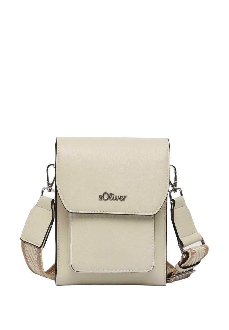 Kremowa torebka crossbody z sztucznej skóry z magnetycznym zapięciem na klapkę, przednią kieszenią oraz wzorzystym regulowanym paskiem. Posiada metalowy akcent z logo.