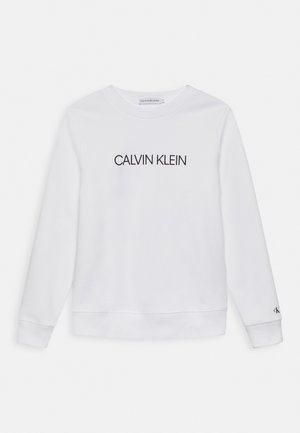 Weißes Sweatshirt mit langen Ärmeln und "CALVIN KLEIN" in Schwarz, zentriert auf der Brust, sowie kleinem "cK"-Logo am linken Ärmelbündchen.
