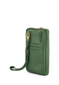 Groene leren schoudertas met een ritsluiting, polsband en gouden hardware. Bevat een logo-embossing en verschillende kaartsleuven aan de achterkant.