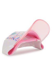 Ολογραφικό ροζ καπέλο με διαυγή γείσο, με πολύχρωμες λεπτομέρειες κομφετί στο μπροστινό μέρος και μαλακή ροζ εσωτερική επένδυση.