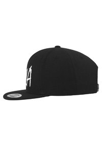 Sort snapback-kappe med flad skygge, der har hvid broderi på forsiden. Lavet af tekstureret stof, har den en rund krone og ventilationshuller.