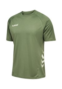Zielona, krótko rękawowa koszulka sportowa z gładkiego materiału, z logo Hummel na piersi i białym wzorem w chevron po bokach.