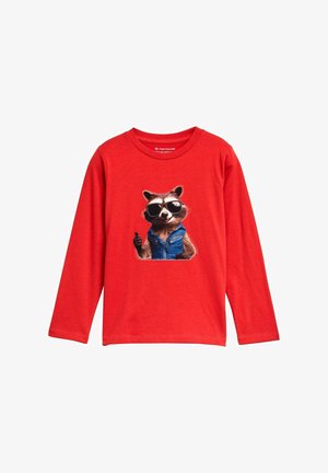 Rotes Langarm-T-Shirt mit einem Waschbär-Graphic, der eine Sonnenbrille und eine blaue Weste trägt, in der Mitte. Weicher Stoff, lässige Passform.