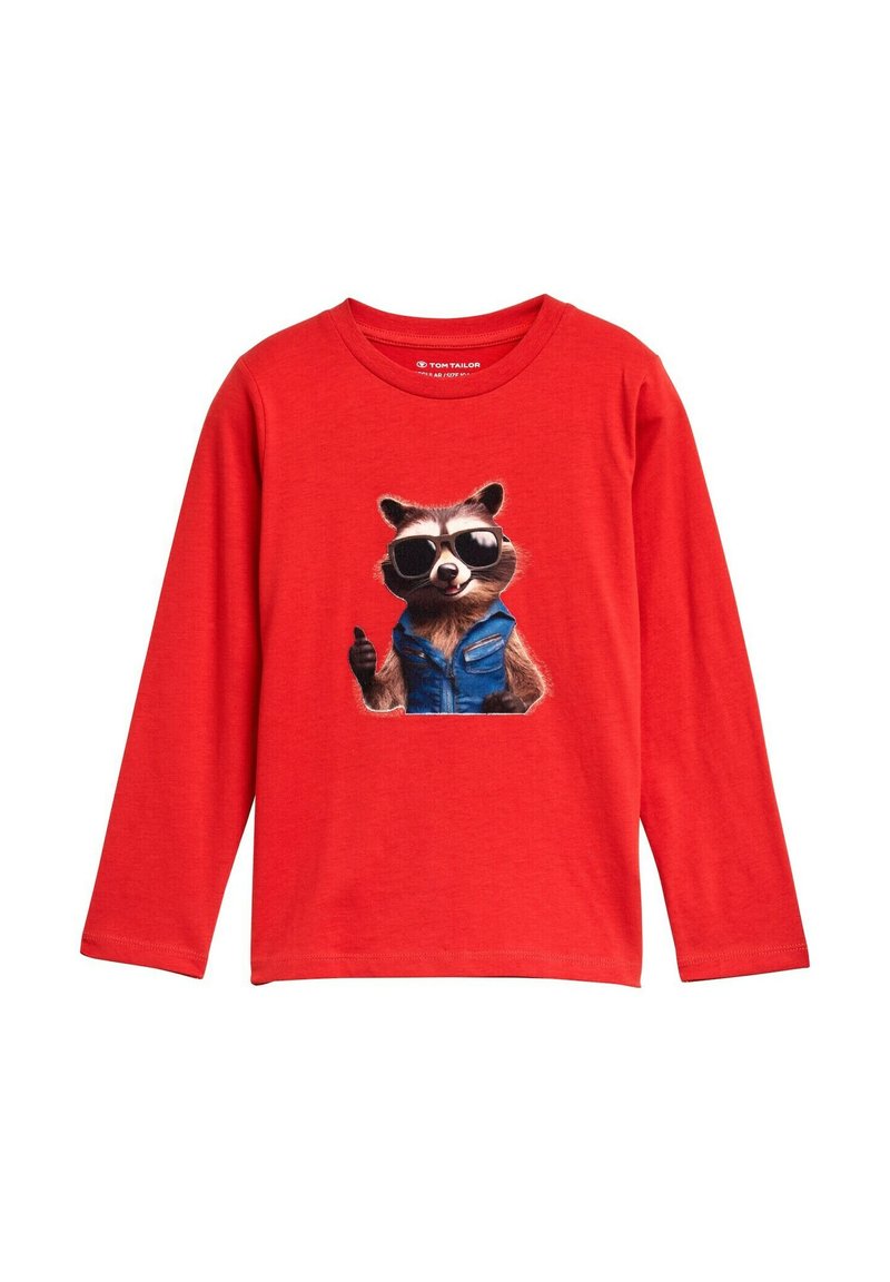 Rotes Langarm-T-Shirt mit einem Waschbär-Graphic, der eine Sonnenbrille und eine blaue Weste trägt, in der Mitte. Weicher Stoff, lässige Passform.