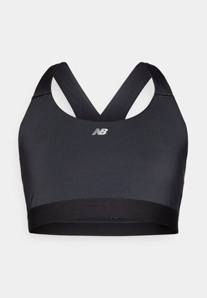 Črna športna modrčka z širokimi križnimi naramnicami in belim logotipom New Balance na sprednji strani.