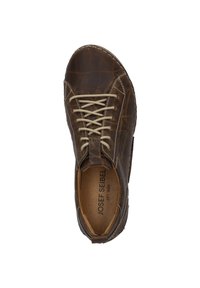 Chaussure en cuir marron avec une finition texturée, lacets, et lacets beige clair. Présente une semelle intérieure tan avec une marque visible.