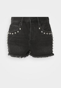 Pantalones cortos de mezclilla negra con dobladillo deshilachado y detalles de tachuelas plateadas a lo largo de los bolsillos frontales y las costuras laterales. Diseño clásico de cinco bolsillos.