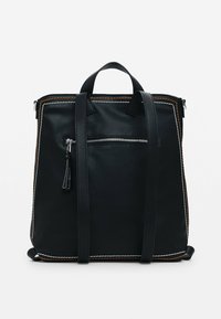 Černý kožený batoh s bílým a hnědým prošíváním, přední kapsa na zip, dva ramenní popruhy a horní rukojeť na bílém pozadí.