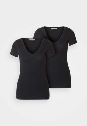 Duas t-shirts pretas de manga curta com um design em V, feitas de um tecido suave. Cada camisa tem uma silhueta ajustada e uma construção sem costuras.