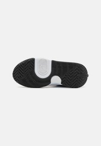 Nike Performance TEAM HUSTLE UNISEX  czarny