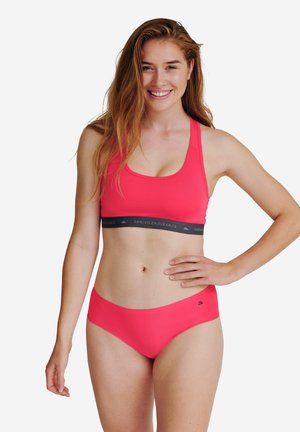 Soutien-gorge de sport rose vif et sous-vêtements assortis, fabriqués en tissu lisse avec un bandeau gris portant le logo sur le soutien-gorge. Design simple et sans coutures.