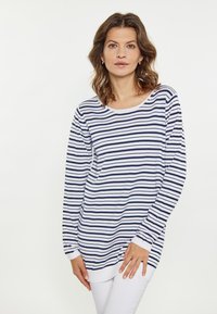 Maglietta a maniche lunghe in bianco e blu navy, realizzata in un tessuto morbido. Presenta un colletto a girocollo, polsini a costine e una vestibilità comoda.