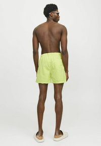 Jack & Jones JPSTFIJI JJSWIM SOLID  - Shorts da mare - wild lime
