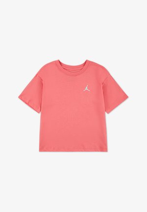 Kortærmet T-shirt i klar koralfarvet bomuld med rund hals og lyseblåt Jordan-logo på venstre bryst.