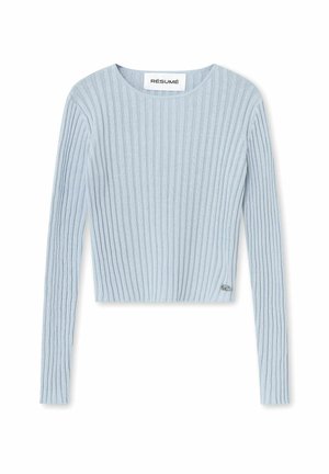 Crop top à manches longues côtelé bleu clair avec encolure ronde et petit logo métallique près de l'ourlet.