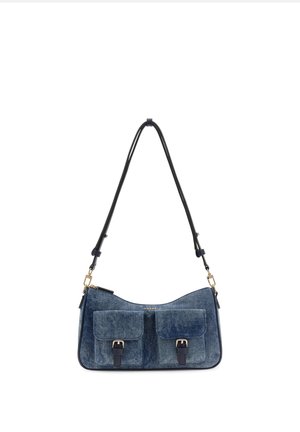 Denim schoudertas met twee voorvakjes met gespen, zwarte verstelbare riem en hardware in goudkleur, met het merk "GUESS" bovenaan het midden.