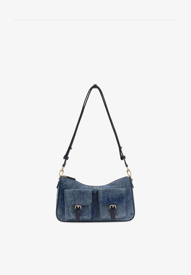 Sac bandoulière en denim avec deux poches avant à boucles, sangle noire réglable et quincaillerie dorée, marqué "GUESS" en haut au centre.