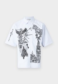 Kurzärmliges, hellblau gestreiftes Hemd mit schwarzen grafischen Designs von Architektur und Figuren, mit durchgängigem Knopfverschluss und Kragen.