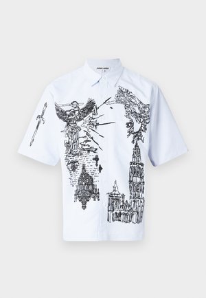 Chemise à manches courtes, rayée bleu clair, ornée de designs graphiques noirs d'architecture et de figures, avec une fermeture à boutons sur le devant et un col.