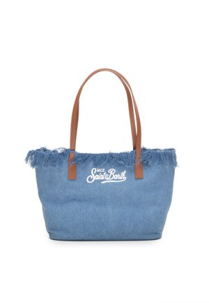 Denim-Tragetasche mit ausgefranstem Rand, braunen Ledergriffen und weißem "MC2 Saint Barth" Logo vorne.