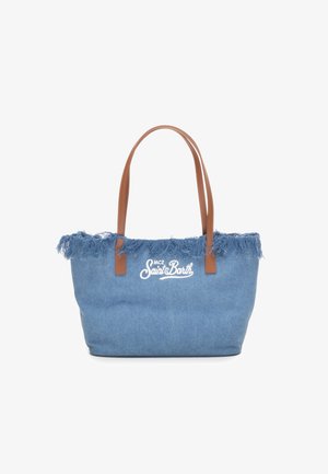 Bolso de mano de denim con ribete deshilachado, asas de cuero marrón y logo blanco "MC2 Saint Barth" en el frente.