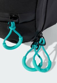 Sort rygsæk med detaljer i turkise gummiløkker og matchende tykke snore til lynlåsene, med sort hardware synlig.