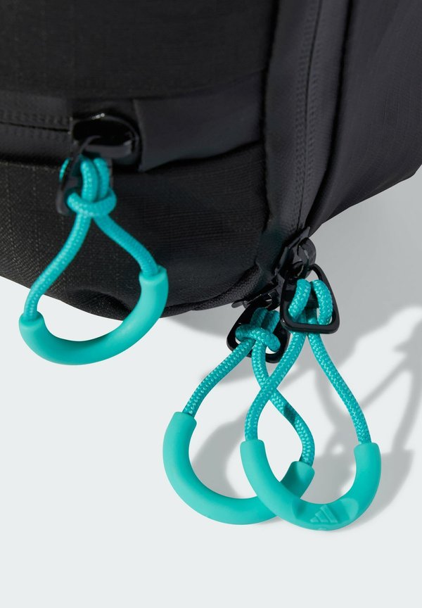 AMG PETRONAS FORMULA ONE INTELLIGENT PACKING SYSTEM - Wash bag2