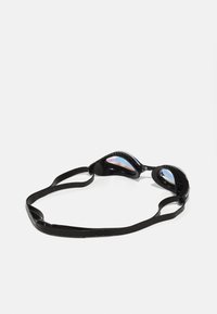 Lunettes de natation noires avec un design de lentille incurvée, présentant des lentilles teintées et miroitées ainsi qu'une sangle noire texturée.