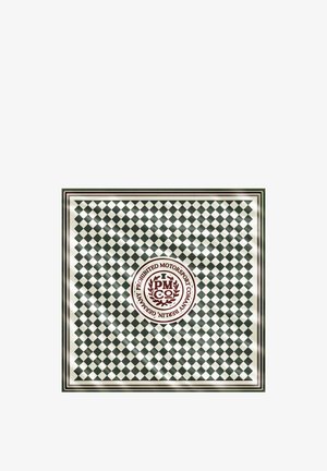 Cuadro a cuadros en blanco y negro con un logo redondo central que dice "Prohibited Motorsport Company Berlin Germany PM Co" en color granate.