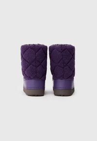 Botas de tobillo moradas con un upper de forro polar texturizado con un patrón acolchado, parte inferior de sintético suave y una suela de goma para tracción.