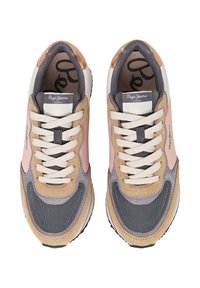 Tenisice u kombinaciji smešane boje tamne, roze i sive ušivene od suede i mrežastog materijala. Imaju belo pertlanje i gumeni đon sa crnim akcentima.