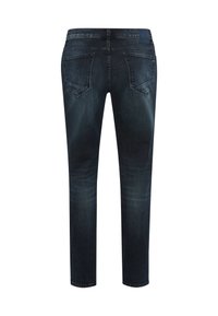 Jeans slim fit blu scuro con tasche posteriori, leggere sfumature e un piccolo patch del brand sulla vita, mostrati da dietro.