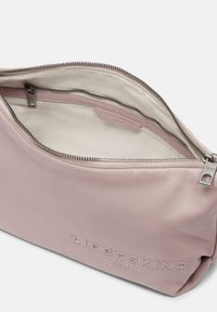 Borsa cosmetica rosa in pelle con una texture liscia e cerniera in metallo. Presenta il logo del marchio in rilievo e una morbida fodera in tessuto all'interno.