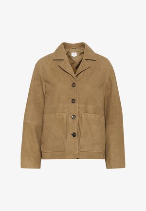 Brązowa zamszowa kurtka z kołnierzem, pięcioma guzikami z przodu i dwiema dużymi kieszeniami. Gładka tekstura z subtelnymi detalami przeszycia.