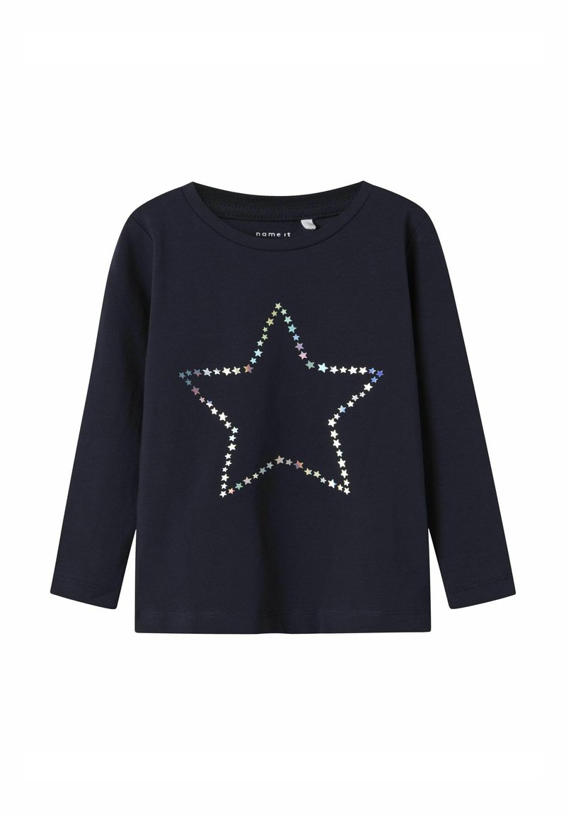 Camisa de manga larga de color marino hecha de algodón con un gran diseño de estrella contorneada en estrellas de colores variados. Cuello redondo y corte recto.