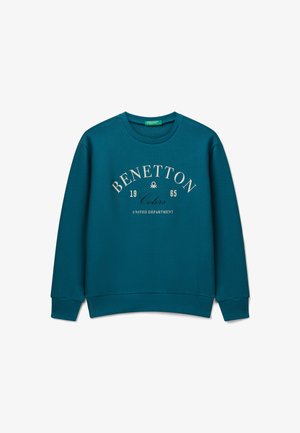 Teal crewneck sweatshirt met "Benetton 1965 Colors United Department" in wit en zwart op de voorkant, lange mouwen en ribgebreide manchetten.