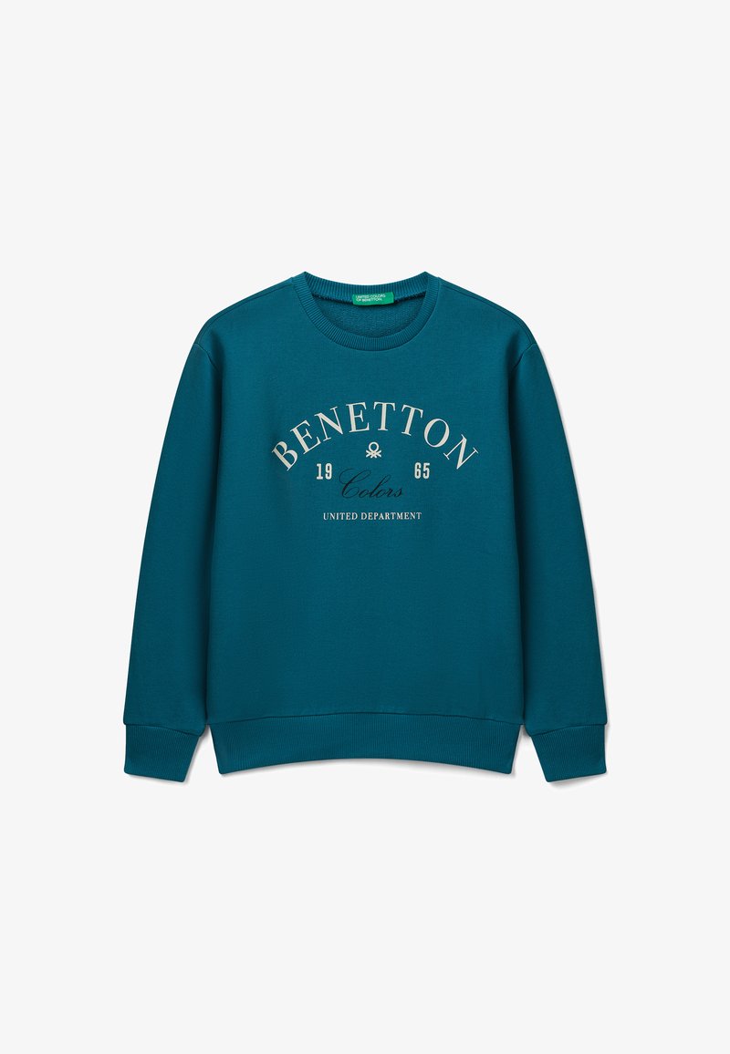 Tyrkysová mikina s kulatým výstřihem, na které je vpředu vytištěno "Benetton 1965 Colors United Department" v bílé a černé barvě, dlouhé rukávy a žebrované manžety.