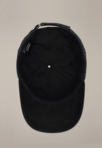 Czarna czapka z zakrzywionym daszkiem, wykonana z gładkiej tkaniny, z ciemną podszewką wewnętrzną i małym srebrnym guzikiem na czubku.