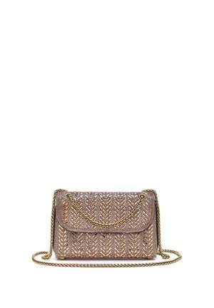 Pequeño bolso rectangular de cuero marrón tejido con correa de cadena dorada y patrón trenzado intrincado.