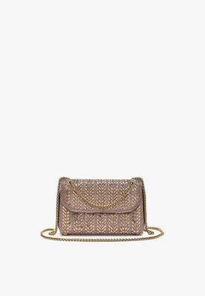 Kleine rechthoekige bruine gevlochten leren handtas met gouden kettinghengsel en ingewikkeld gevlochten patroon.