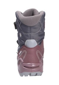 Wandelboot met een donkergrijze textiel bovenkant, paarse synthetische hiel en rubberen outsole. Beschikt over een gevoerde kraag en een verstelbaar sluitingssysteem.