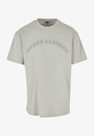 Ljust grå t-shirt med kort ärm i mjukt tyg, med en böjd text "URBAN CLASSICS" i en mörkare nyans tvärs över bröstet.