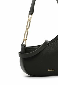 Schwarze, strukturbeschichtete Leder-Handtasche mit geschwungenem Design, goldfarbener Hardware-Kettenriemen und glattem Schultergurt. Logo auf der Vorderseite.
