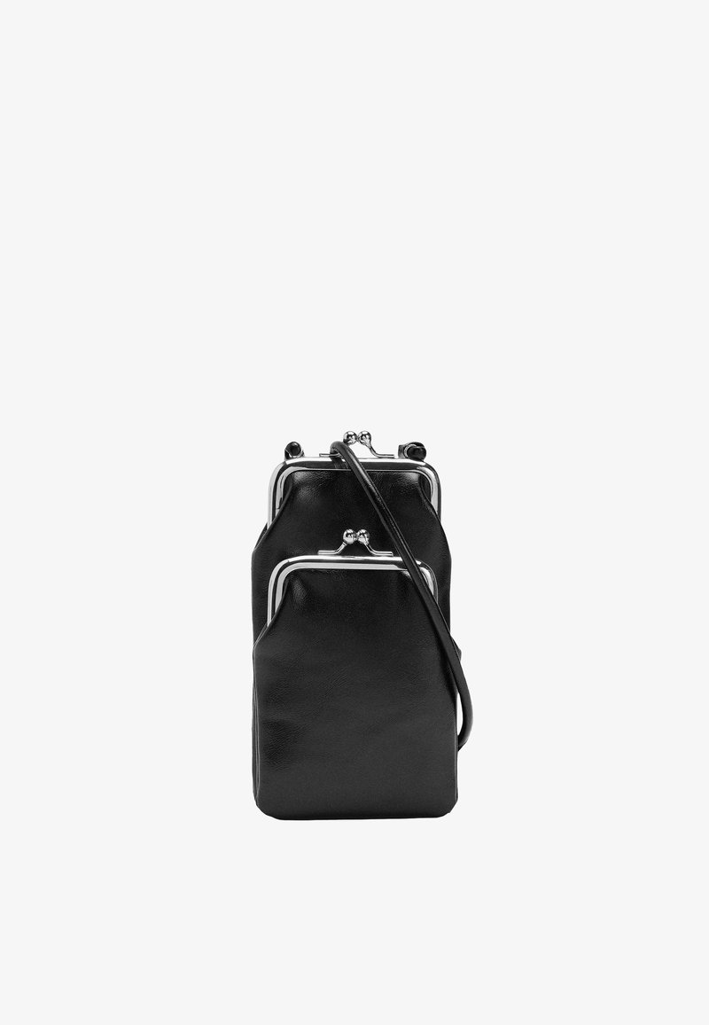 Czarna skórzana torebka o gładkiej fakturze, wyposażona w dwie przegrody oraz metalową ramę z zatrzaskiem i długi pasek na ramię.