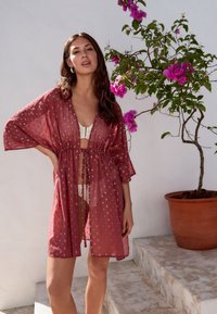 Priehľadné bordové kimono s viazaním v páse, s jemným vzorom, širokými rukávmi a ľahkou textúrou na neutrálnej pozadí.